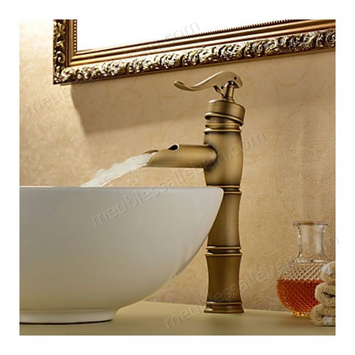 Prix Compétitif Robinet de lavabo cascade à poignée unique, finition en laiton pour un style antique - -0