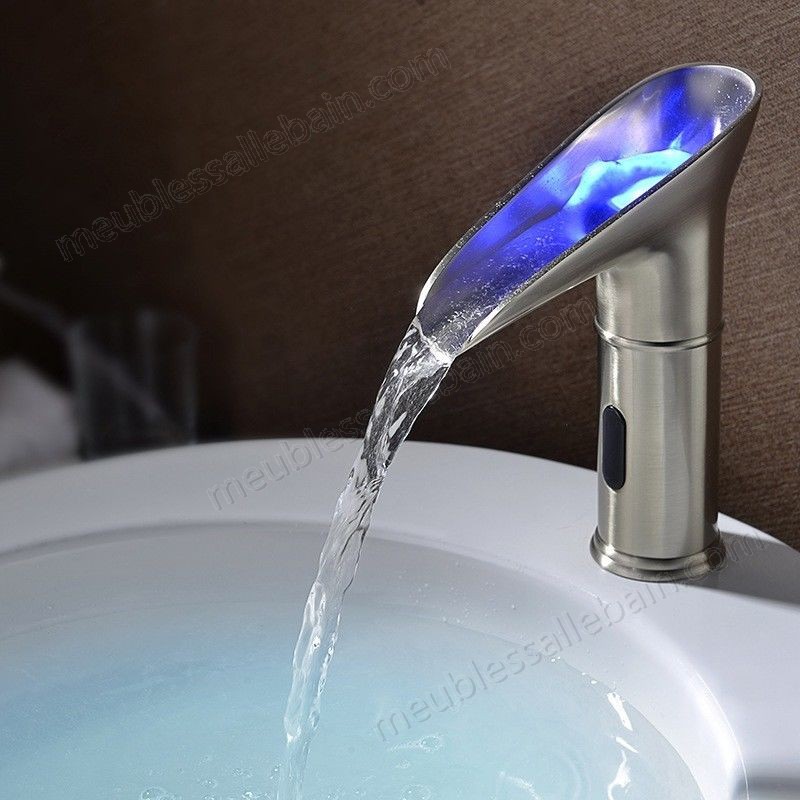 Prix Compétitif Robinet lavabo contemporain LED à capteur automatique eau froide en nickel brossé - -0