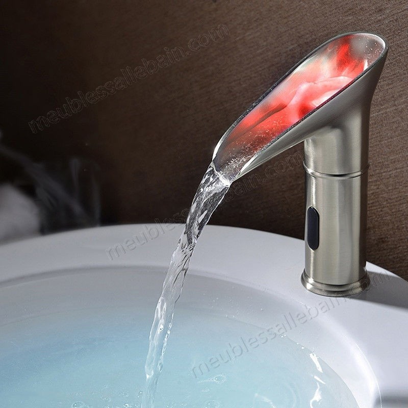 Prix Compétitif Robinet lavabo contemporain LED à capteur automatique eau froide en nickel brossé - -1