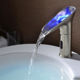 Prix Compétitif Robinet lavabo contemporain LED à capteur automatique eau froide en nickel brossé